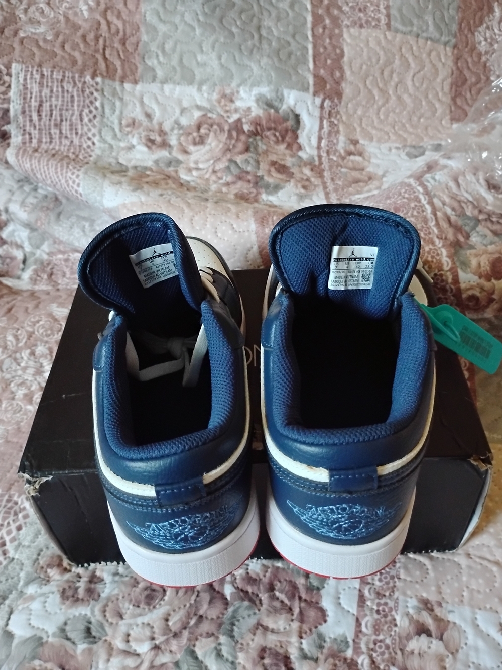 Nike Men’s Low Top Sneakers Navy White Red Sole - Picture 6 of 6